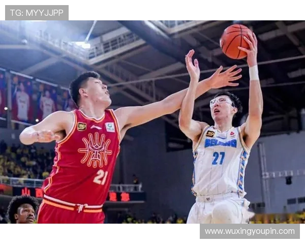 刘传兴接球晃开防守精准双手暴扣精彩瞬间展现篮球技巧